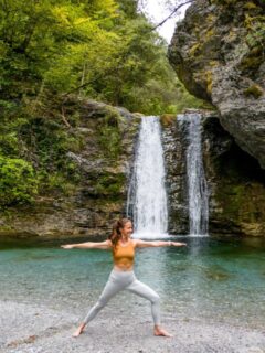 Grounding in strength- flowing with nature. This beautiful waterfall in the Olympus area

📷@vision_by_curtis 
.
.
.
.
.
#warriortwo #yogainnature #olympusvibes #findyourflow #waterfallmagic #yogaeverywhere #mindfulmoments #mountainenergy #wildandfree