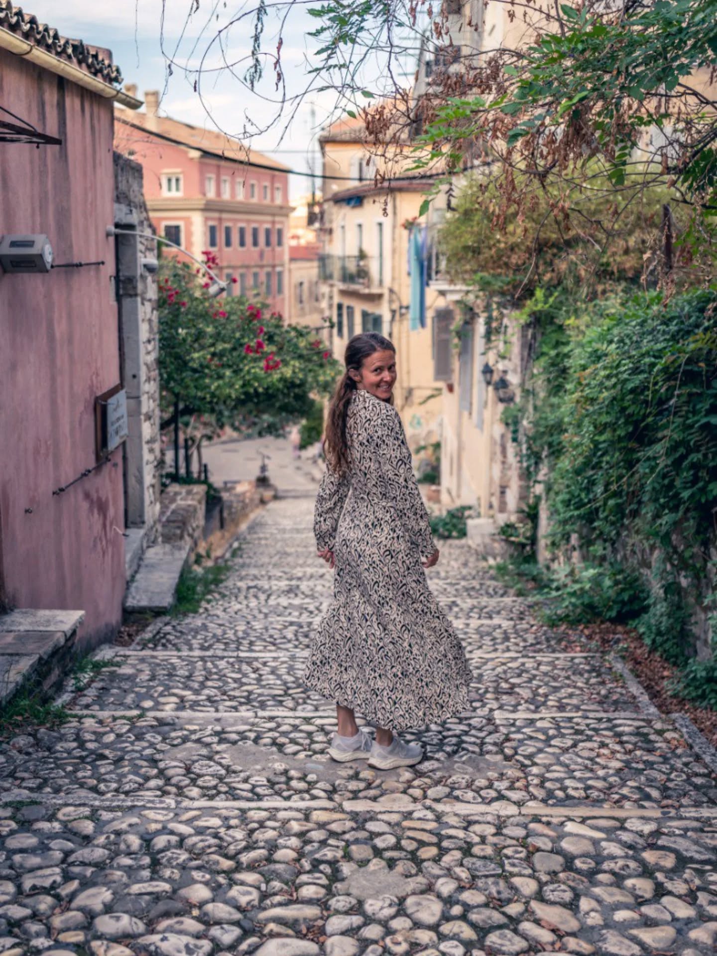Dancing through Greece 

📷@vision_by_curtis 
.
.
.
.
.
#dancingingreece #greeksteps #joyfulmoments #travelvibes #movewithjoy #travelandflow #exploregreece