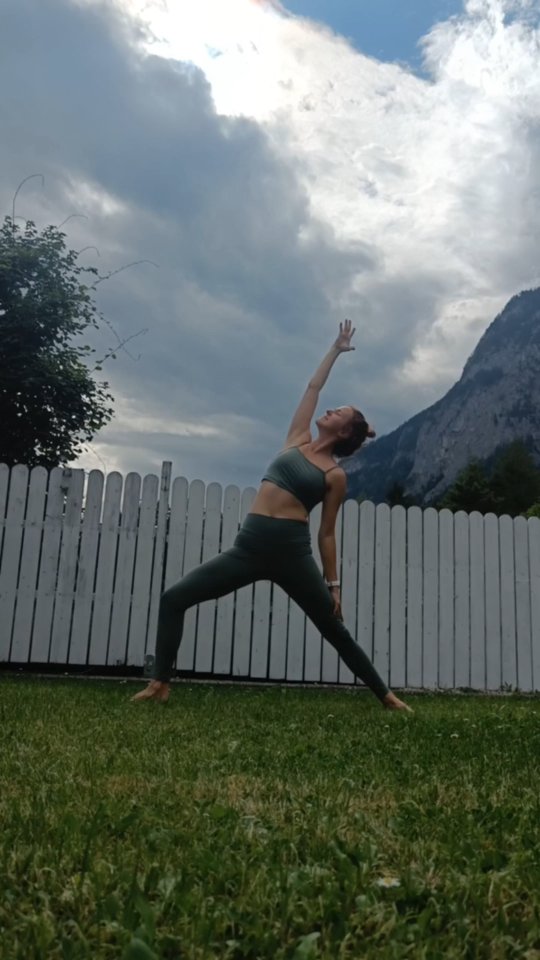 Yoga in the mountains always resets me 🍁🍂
.
.
.
.
.
#yogatirol #yoga #mindfulnesspractice #mindfulness #holistichealth #HolistischeGesundheit